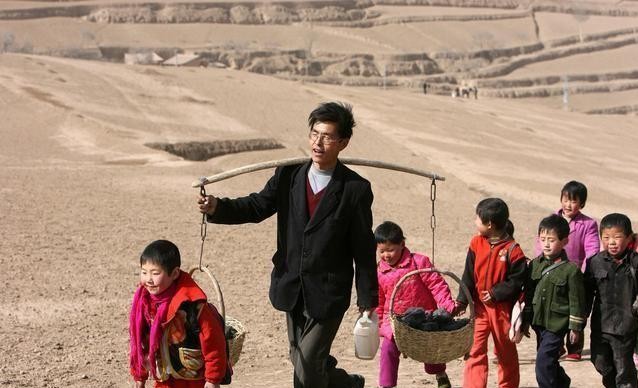 民办教师，当年农村教育的功臣，生活补贴和待遇还能继续提高吗？