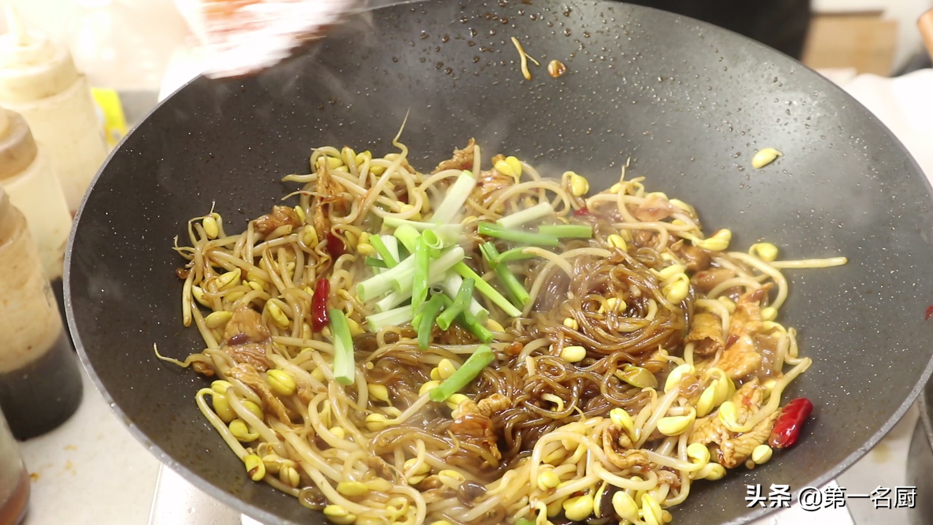 黃豆芽炒粉條,黃豆芽炒粉條的家常做法