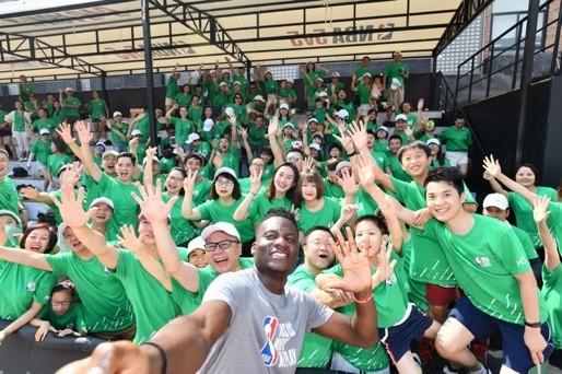 有哪些nba球星要中国行(NBA八大球星来中国玩自拍：看谁才是人气王，第一位实至名归)