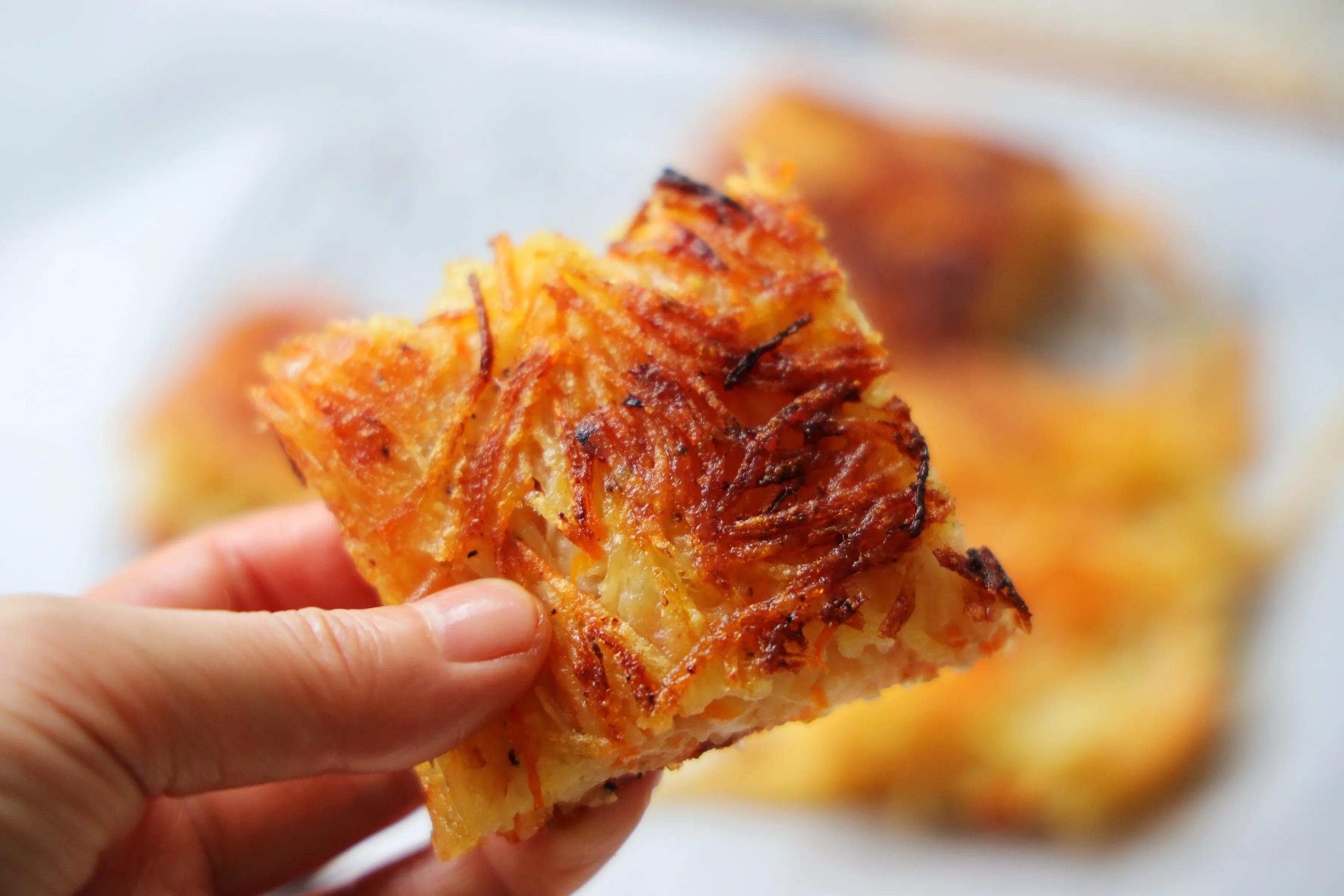 不用和面的懒人早餐，3个土豆就搞定了，好吃还拉丝