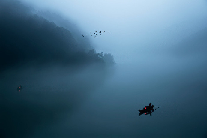 配以一叶扁舟飘荡在远处江水中的画面,给人以伤感苍凉的感觉