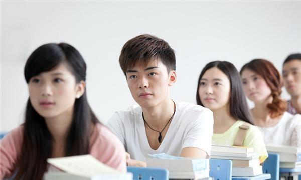 大学生“花式逃课”火了，网购“模特”替自己上课，吓坏老师