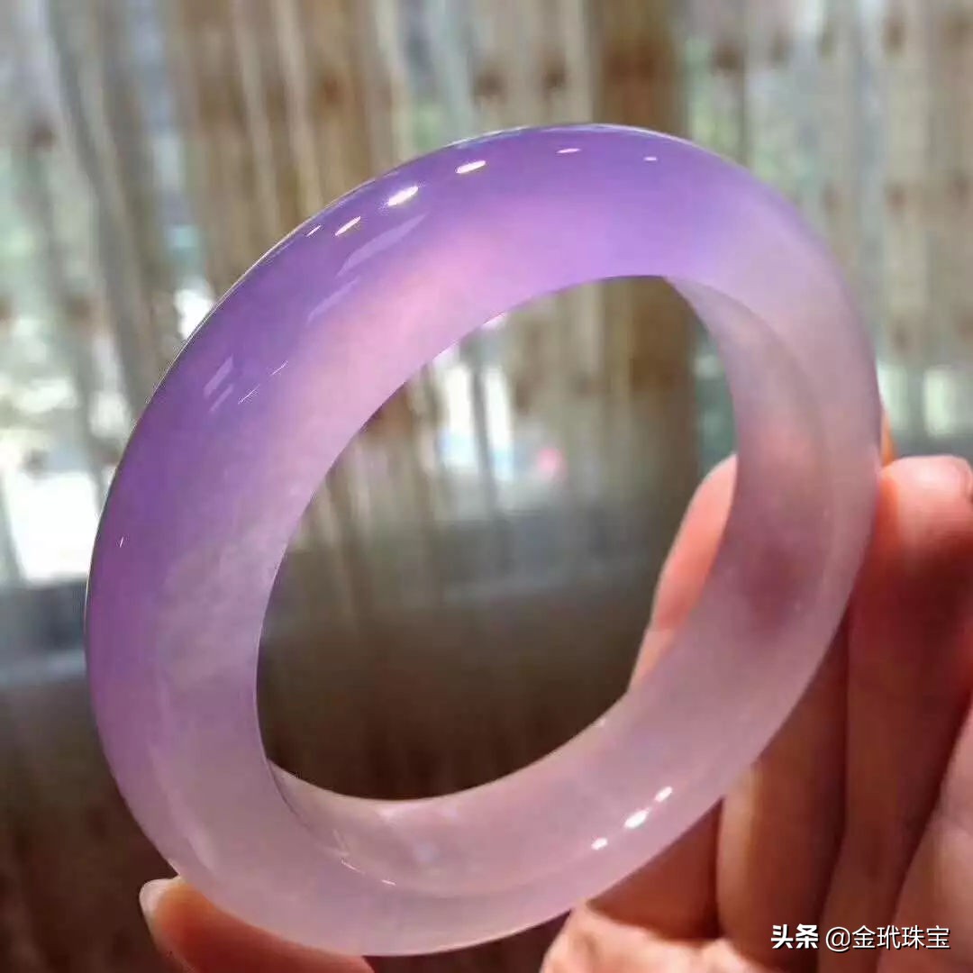 玉手镯你是怎么戴的？玉镯不双戴或富贵戴双镯，哪一种才是对的？