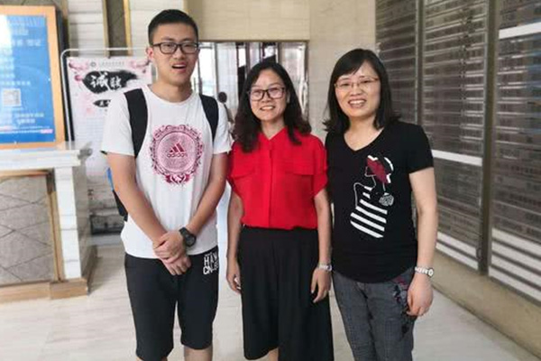 考前一个月准时看球赛给拜仁加油，高考653分成四川状元进入北大