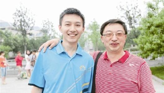 四川考生高考689分，父子二人高兴拥抱，网友却调侃二人样貌