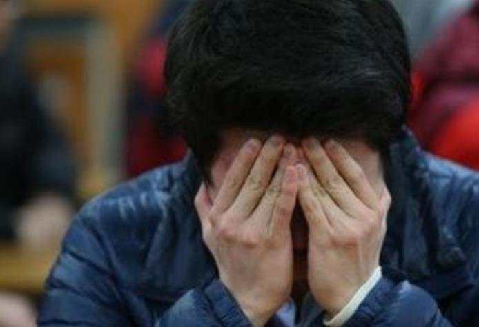 考生为自己估分405后痛哭，200分就能上大专，我这么努力有什么用