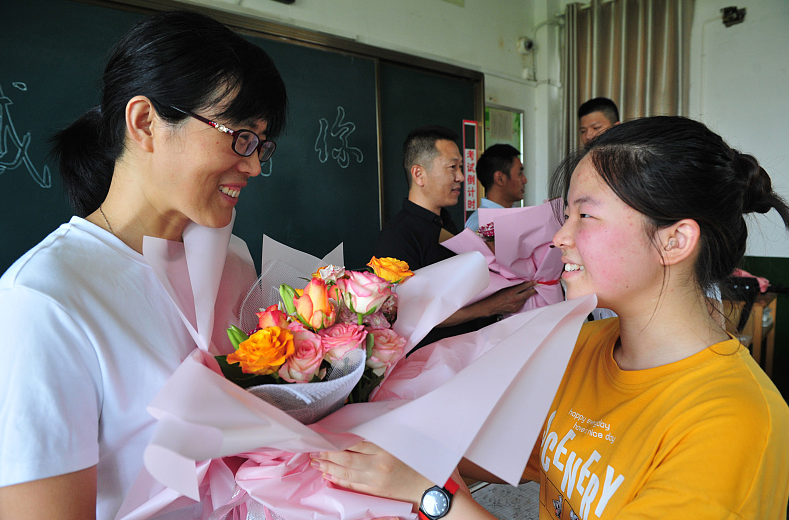 高三学生精心设局，高考后举报老师补课，结局却意外“反转”