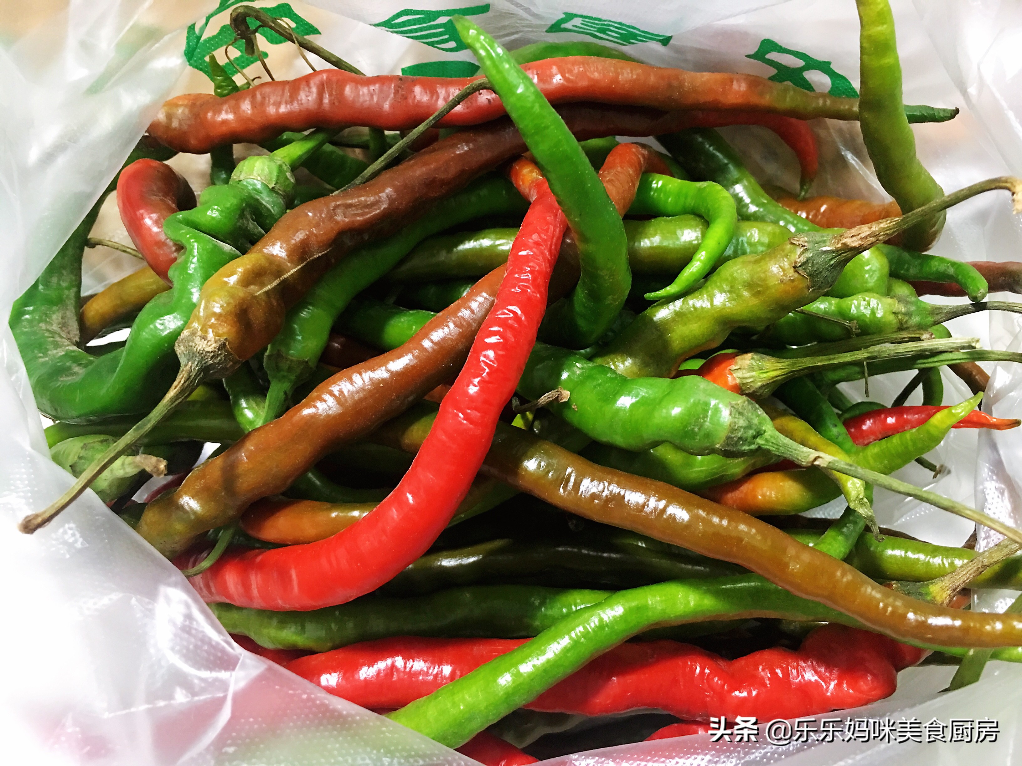 每年秋季，妈妈都用这方法腌咸菜，7种食材腌1瓮，够吃一冬