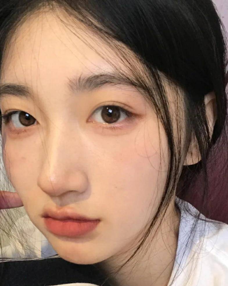 唇形也多种多样,微笑唇受欢迎,覆舟唇拉低颜值,你是哪种?