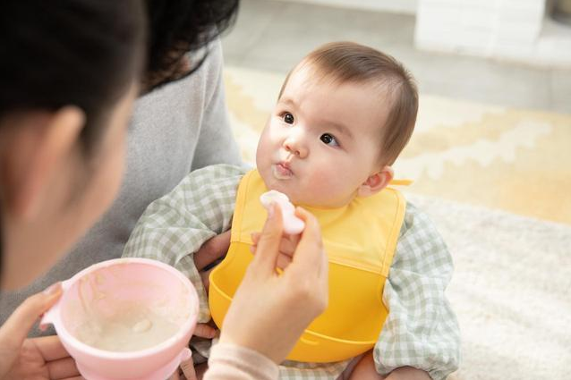 婴儿米粉怎么吃（宝宝的辅食米粉应该怎么喂）