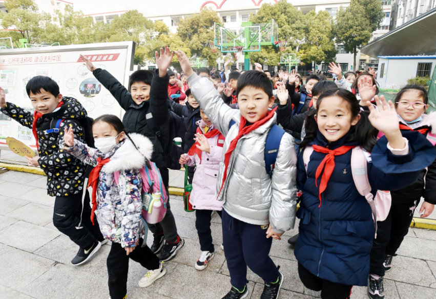 中小学生迎来“好消息”，假期托管即将展开，家长可以放心了