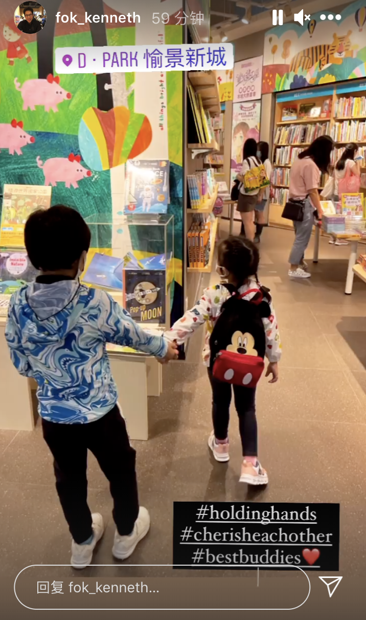 晶刚夫妇参加亲子活动，开合跳很卖力，郭晶晶搭霍启刚肩膀好甜蜜