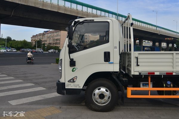 坐上去像开轿车？国六江铃凯运轻卡实力抢镜，升级的不止是内饰