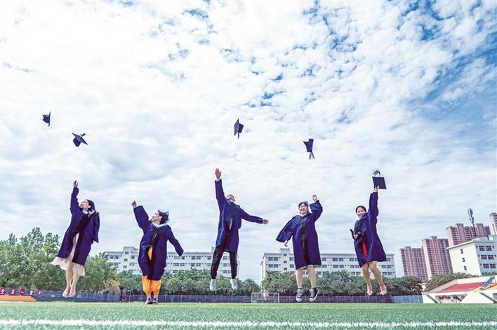 女大学生穿JK拍摄毕业照，被喷“有伤风化”，学生回怼有病就治