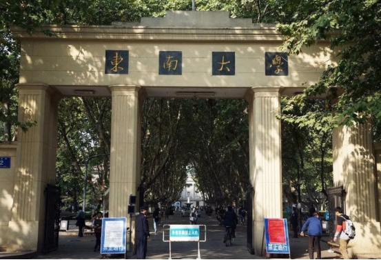 读完高中上大学，中间只隔一条街？这三所“隔壁”985你知道吗？