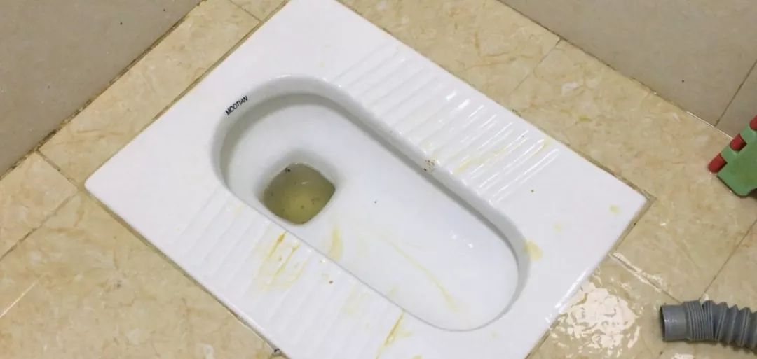 马桶上都是黄色污垢怎么办？跟保洁阿姨学3招，马桶干净没异味