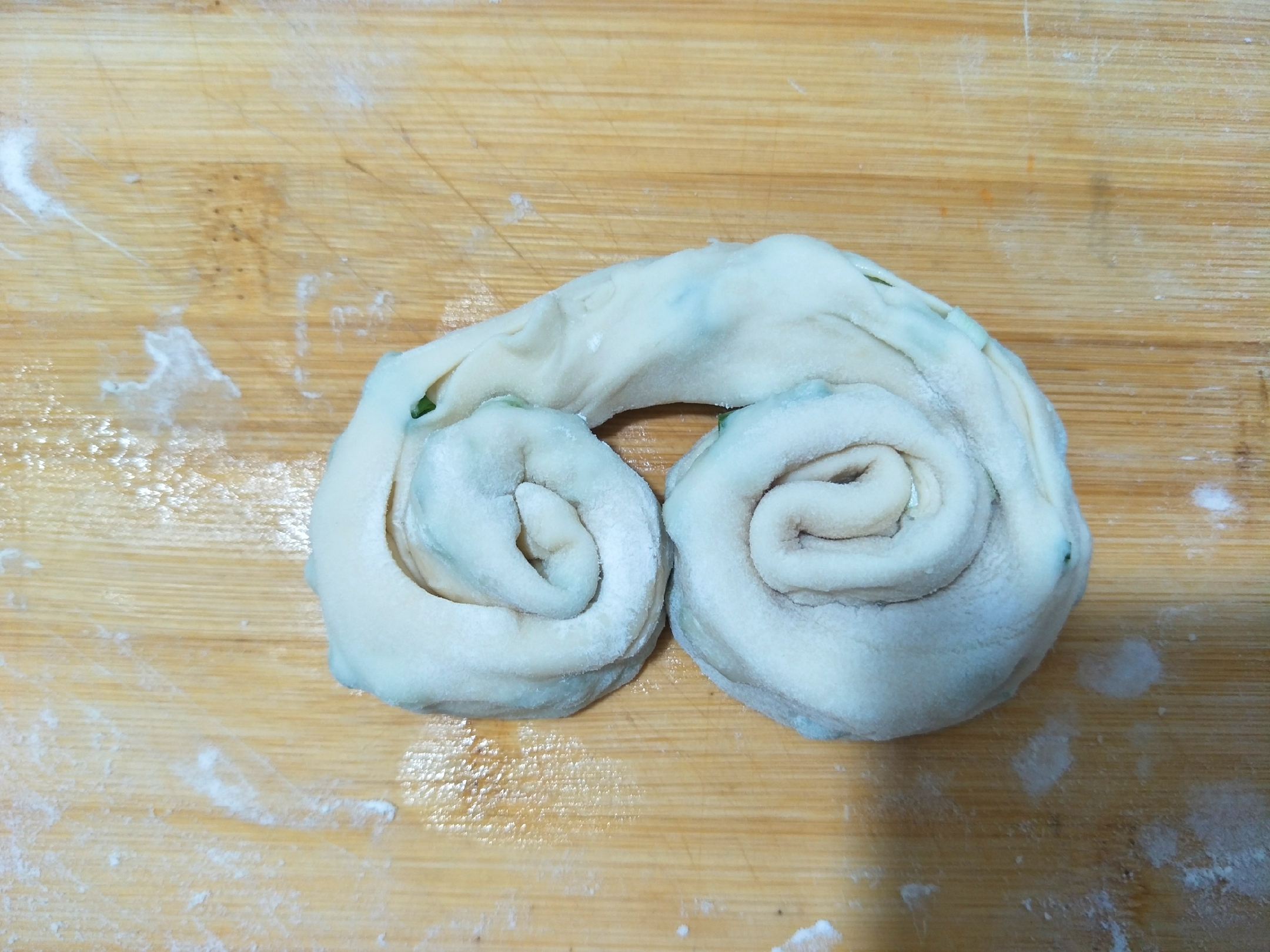 教你做香酥葱花饼，学会这个方法，外酥里嫩，凉了也不硬