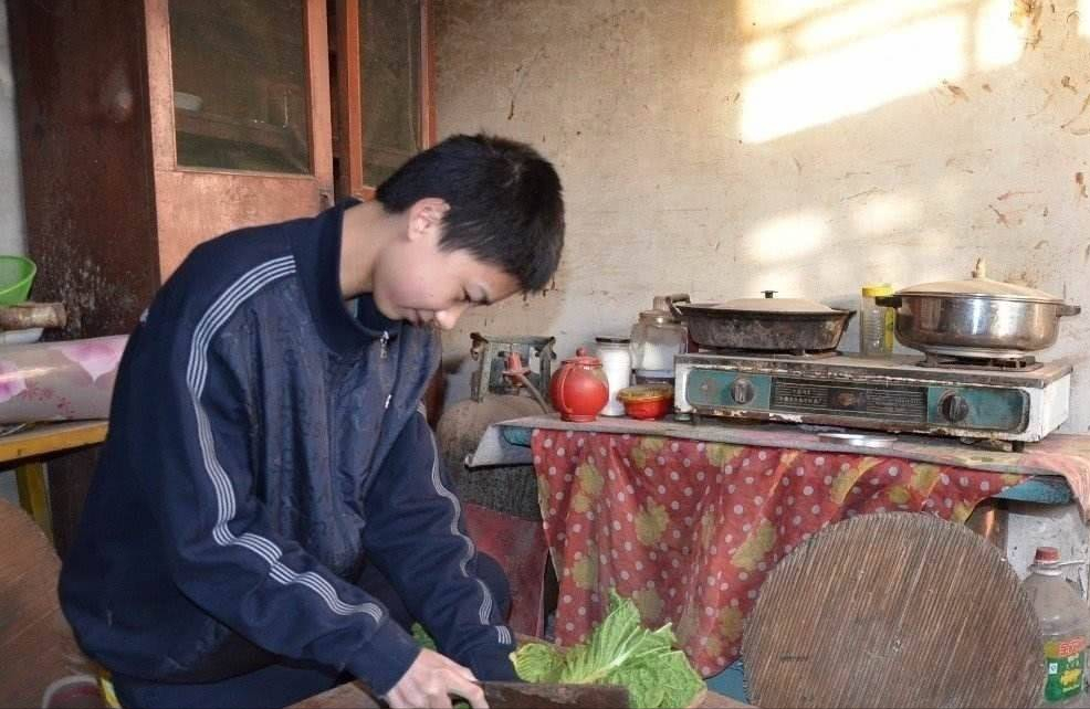 父母双残，捡过废品，以744分考上清华的庞众望，如今已读博士了