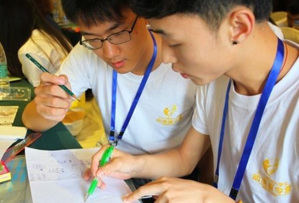 继张美玉之后，高校又出现“花臂男”嚣张查寝，进门要收学弟电脑