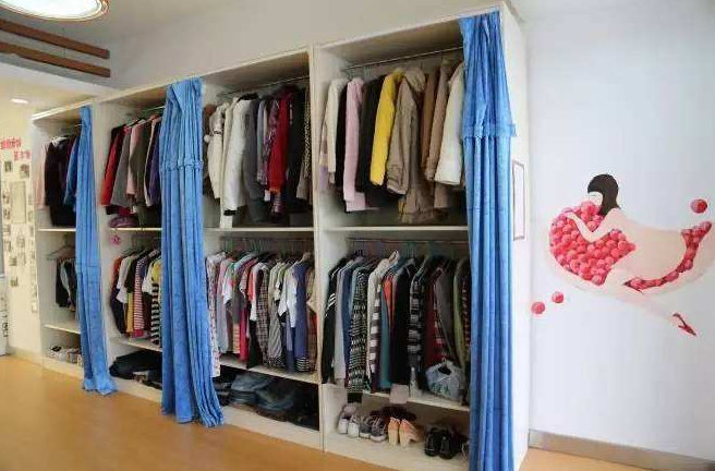 “7人间”寝室被吐槽，新老学生很委屈：人多地方小物品没地放