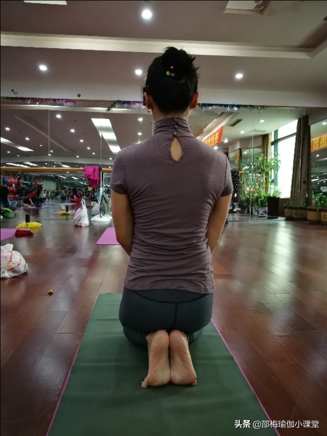 不小心崴脚了，骨折了？我来教你四个瑜伽体式避免崴脚伤到脚踝