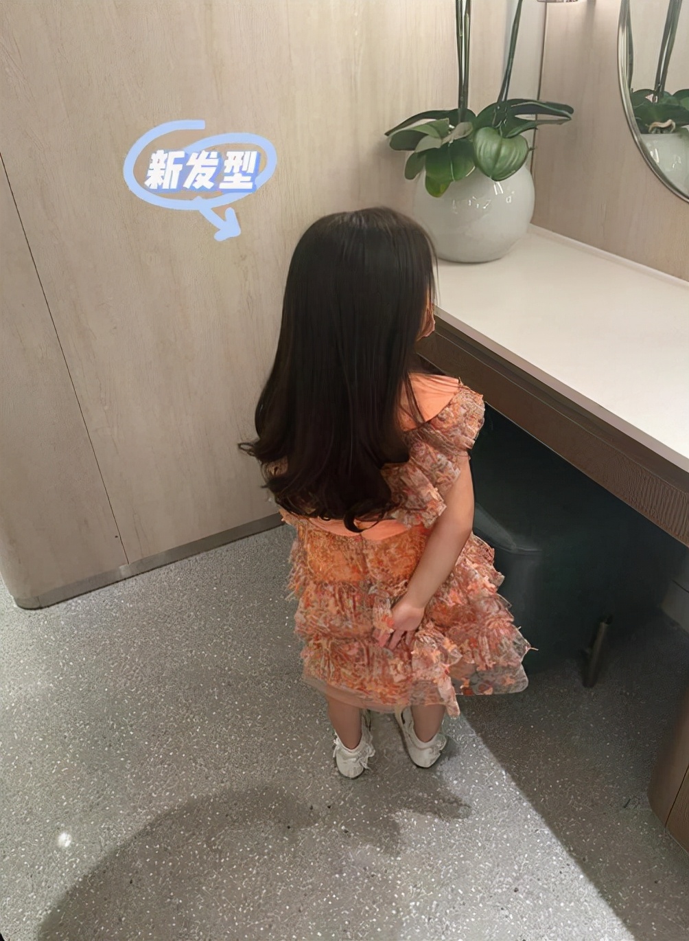 方媛晒母女三人美照，大宝长发及腰气质甜美，小宝鼻子嘴巴像妈妈