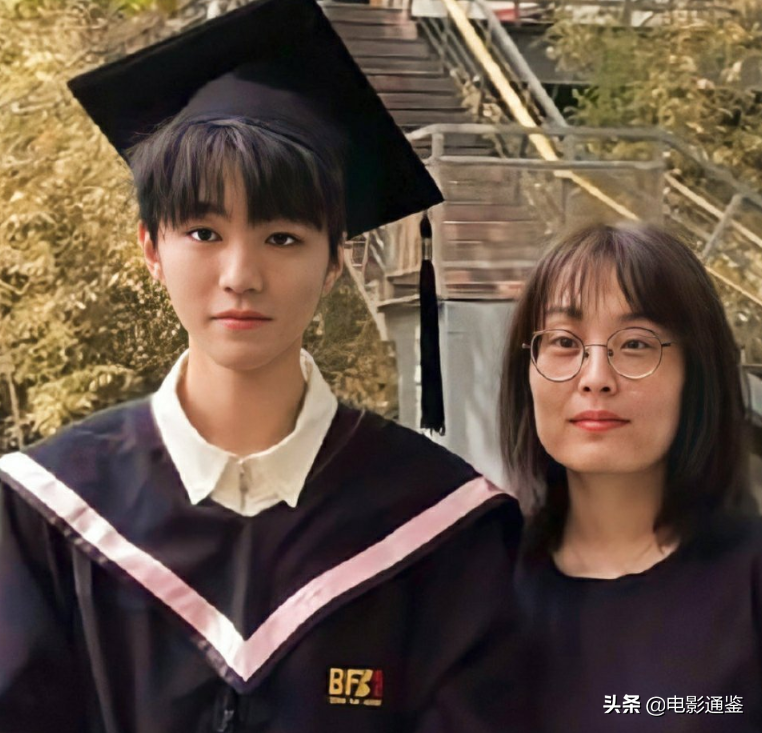 周也关晓彤拍毕业照，我却关注校友小凯，路人视角下的模样亮了
