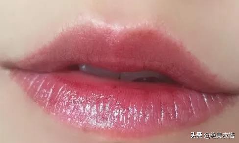 嘴唇干裂、唇纹明显？影响你颜值的小细节正在毁了你，这一招可解