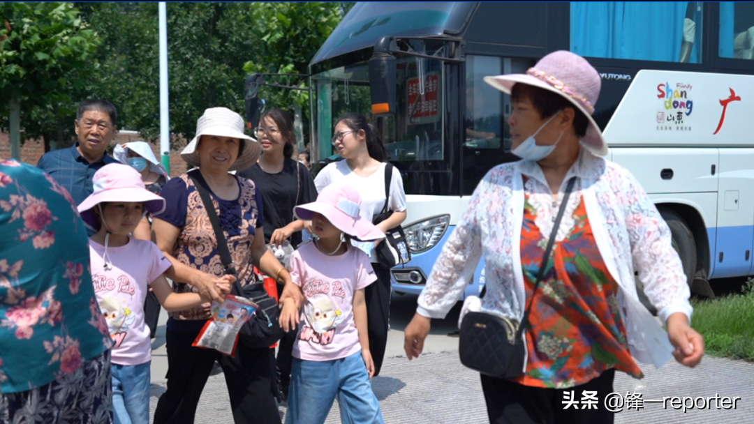 強(qiáng)悍！德國轉(zhuǎn)盤擠奶機(jī)，一個(gè)小時(shí)擠500頭奶牛