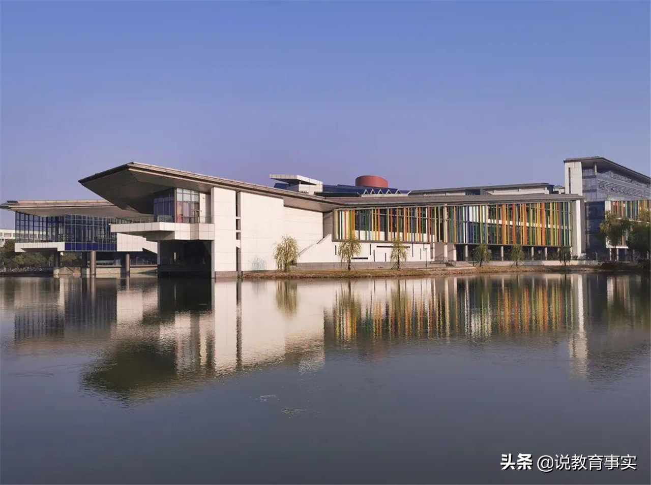 没有985、211名校头衔，实力却被国人高度认可，录取分还很亲民