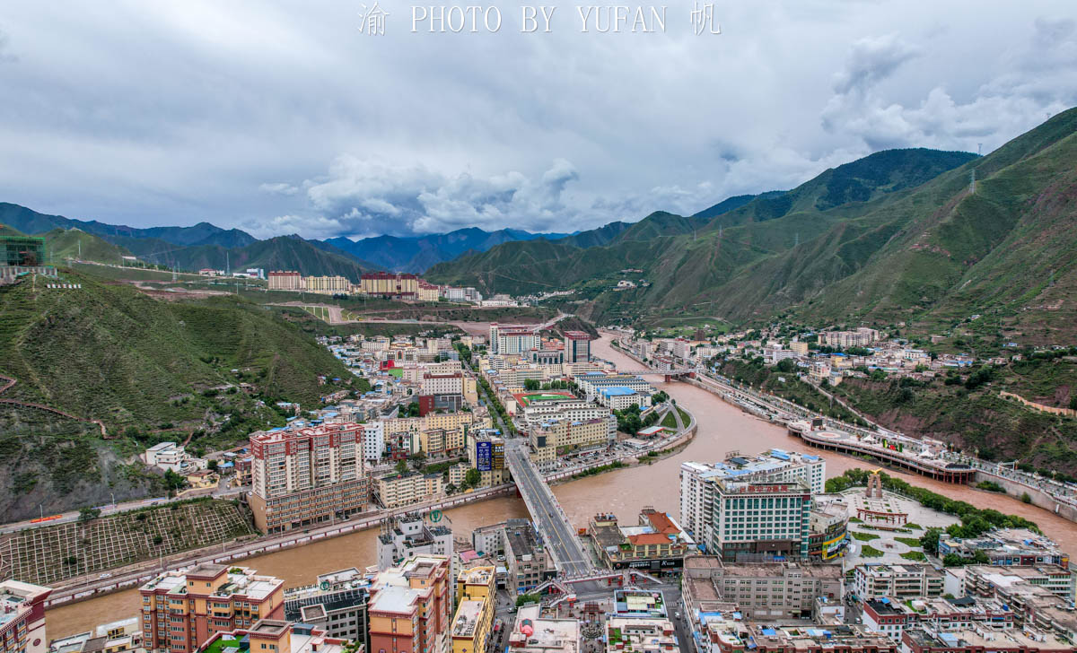 青藏高原上有座小重庆，两江交汇山城，连朝天门都有，太神奇了