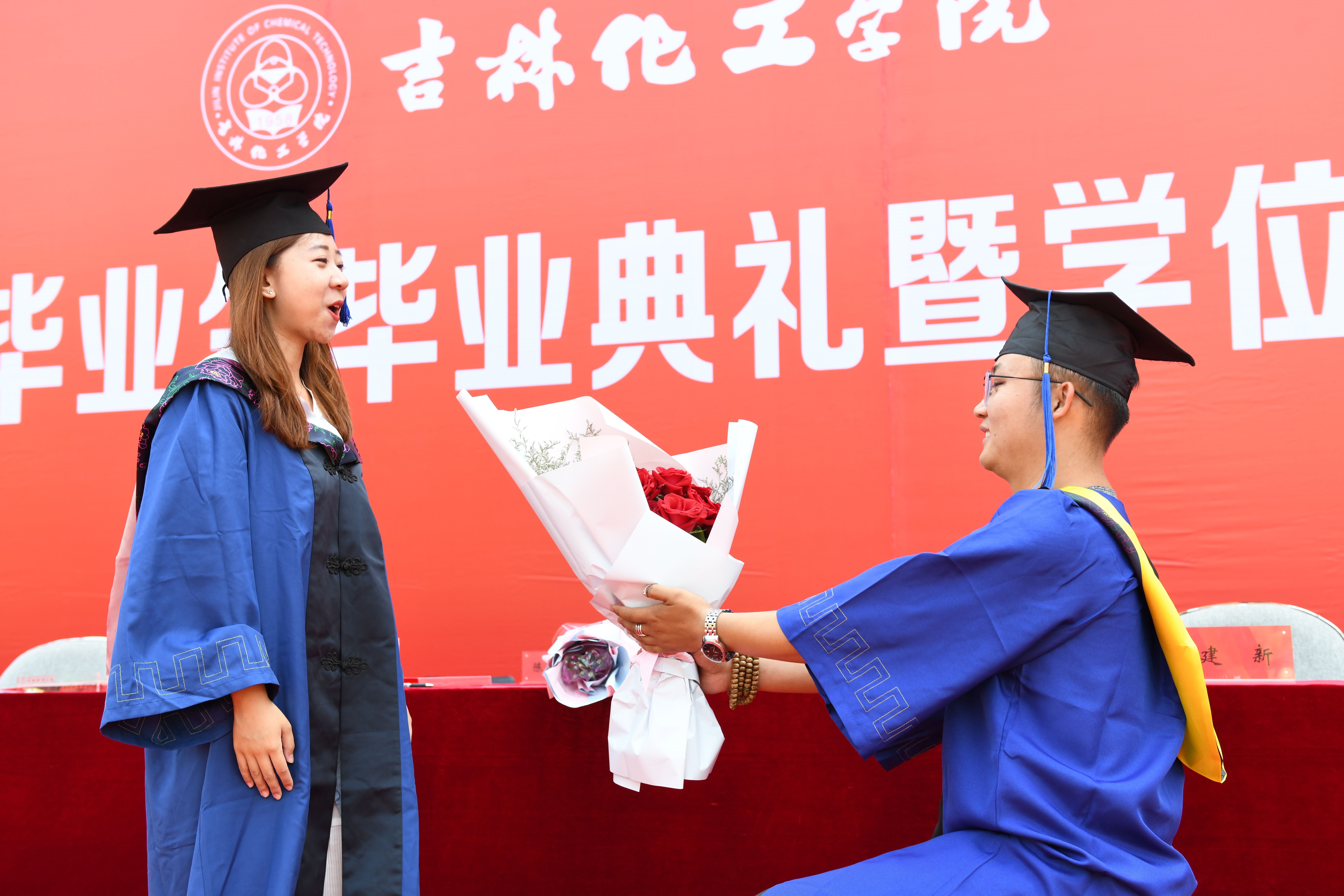 吉林化工学院毕业典礼现场求婚成功，亲友齐聚送祝福