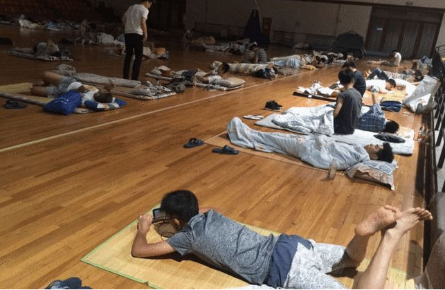 哈工大宿舍挥汗如雨，众多学生行政楼前打地铺，学校被吐槽上热搜