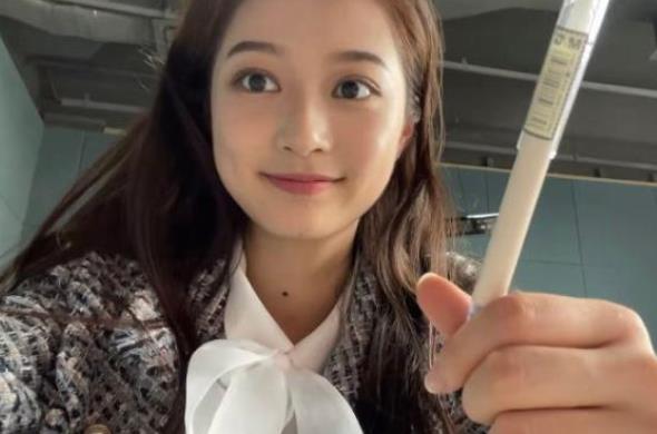 中传校花冯琳因领诵走红，不仅人长得漂亮，写的字体也备受欢迎
