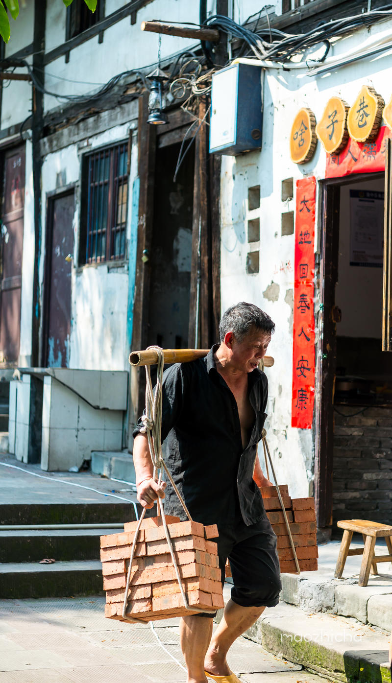 山城重庆，轻轨出行，玩转8D网红城市