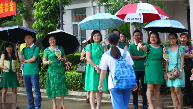 高考“穿衣”大比拼，妈妈一身旗袍不算啥，看到爸爸学生更有劲了