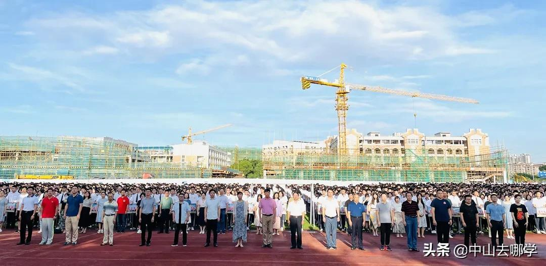 开学啦！现场多图预警：妈趴窗，爹爬墙，脸贴地！场面过于欢乐