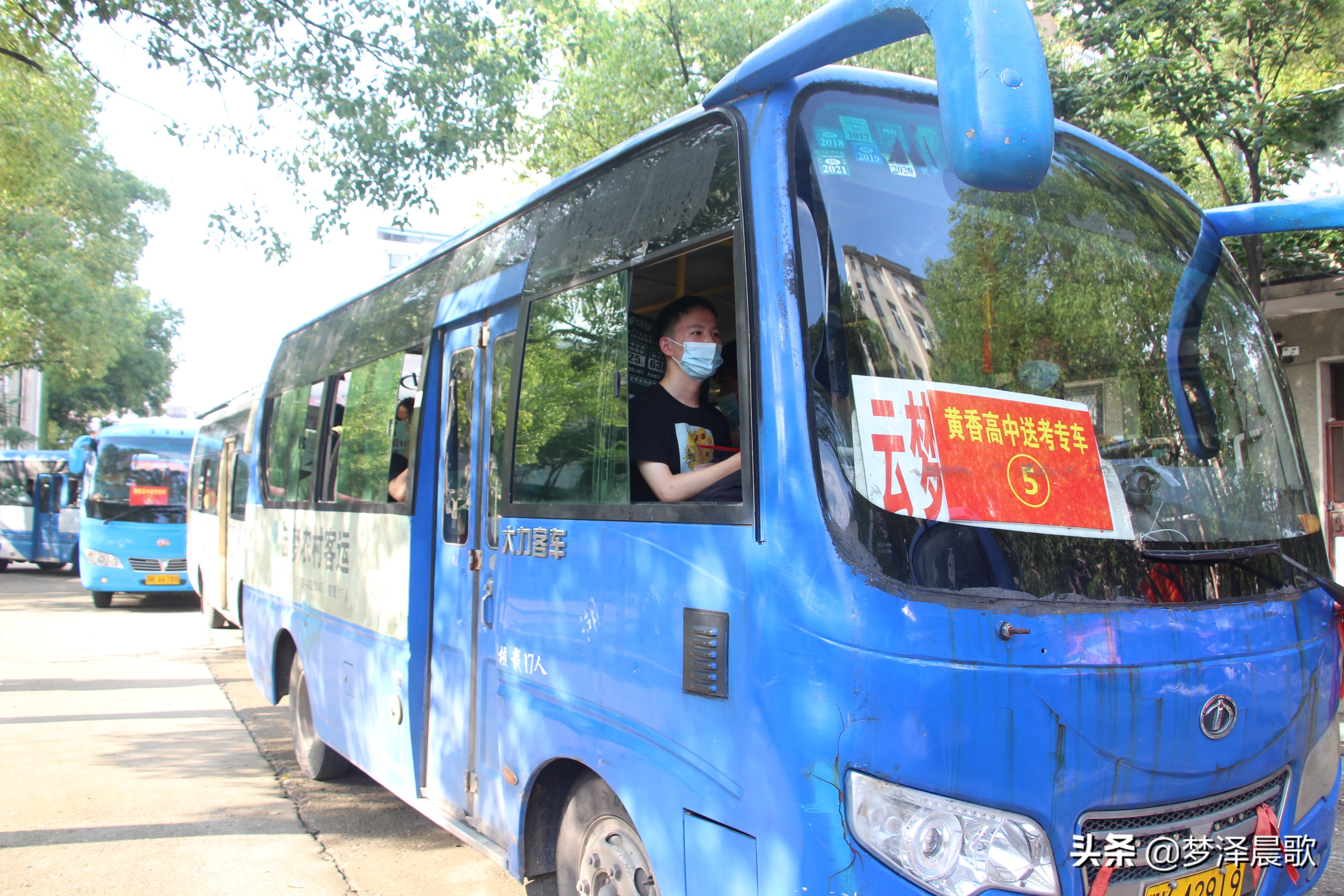 高考结束考生有序离开校园