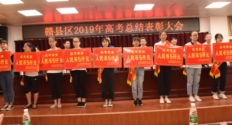 河南某地7名考上清北的考生，每人获赠奖学金50万，引发大众质疑