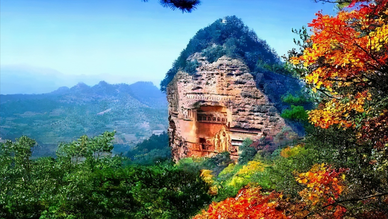 麦积山石窟位于甘肃省天水市东南约35公里处,是秦岭山脉西端小陇