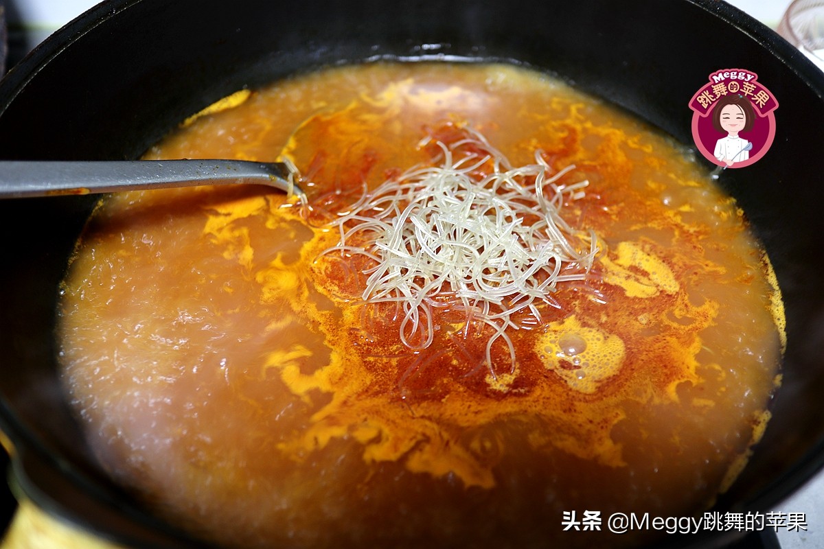 除了酸辣粉，红薯粉条还能做什么？巧用火锅底料，一家四口吃得欢