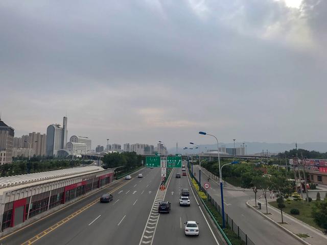 内蒙的这所大学财大气粗，附近有山有水有野生动物，“钱途”无量