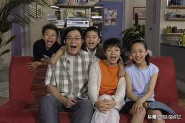 童星出道，因《好小子》爆红，却两度入狱，今成为导演和书法家