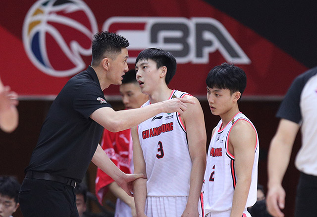 中国男篮主帅杜锋，骨龄比同龄人小，弹跳力惊人被称“排骨飞人”