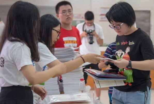 武汉各大院校现“天价学费”，学子们望而生畏，直呼承受不起