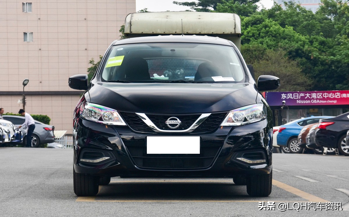 10万块的预算，果断放进飞度，选择了骐达，因为更好开、也更省油