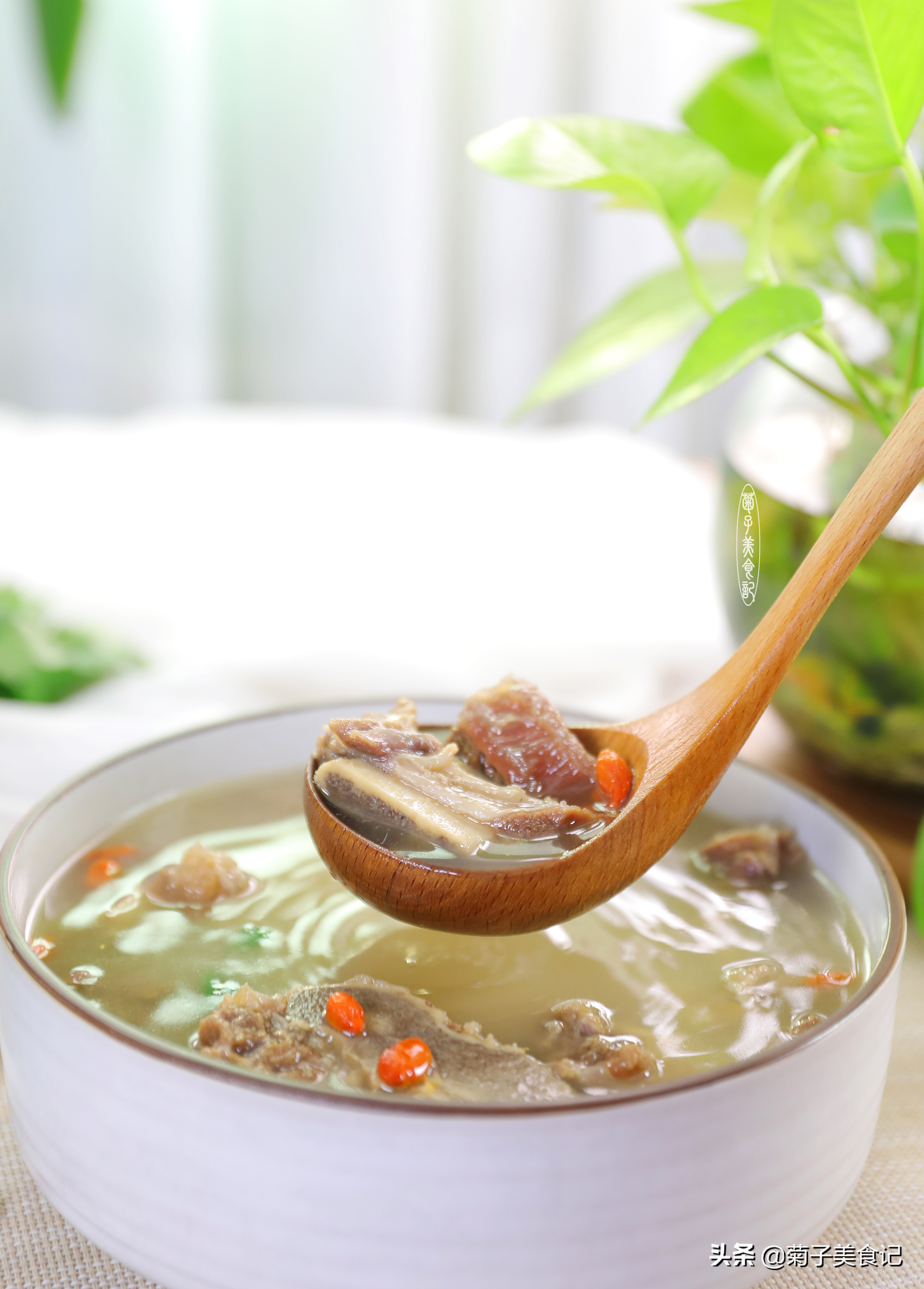 46块钱一斤的牛排骨，买了两斤炖一锅汤，菜色清亮，全家都爱喝