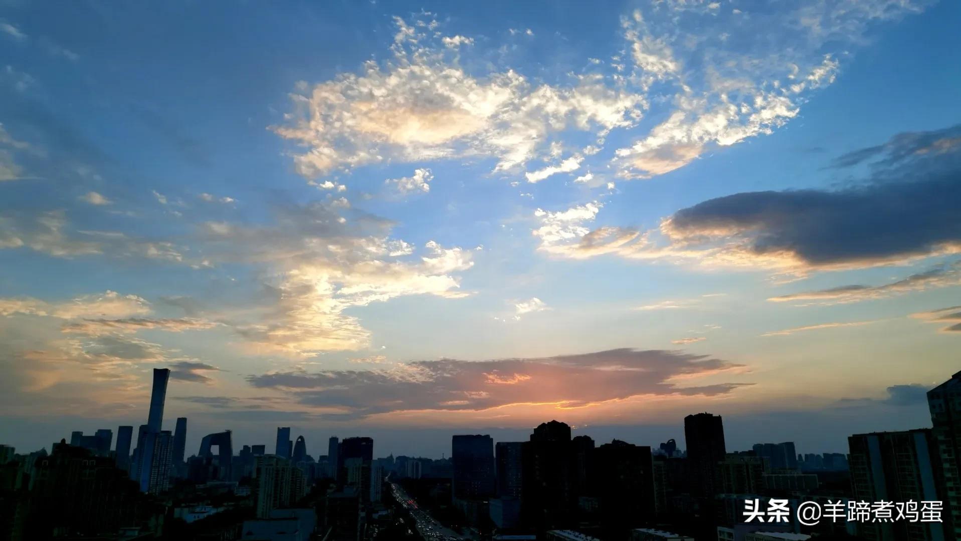 淫雨唤云行日隐耀霞红--雨后北京云空的美丽身影留下霞浓