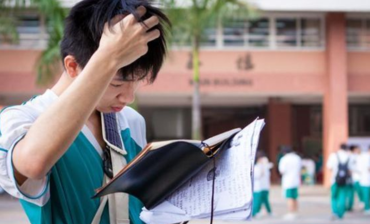 2011年，重庆小伙李翔，高考638分却坚持复读，夺文科状元进北大