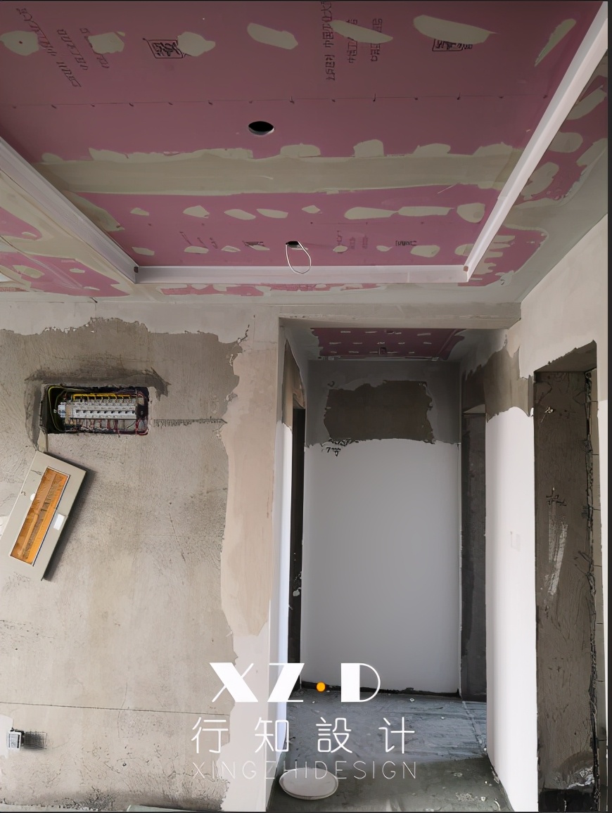施工跟踪：电视墙暖咖色，其他墙面浅灰色，设计师不同阶段分享